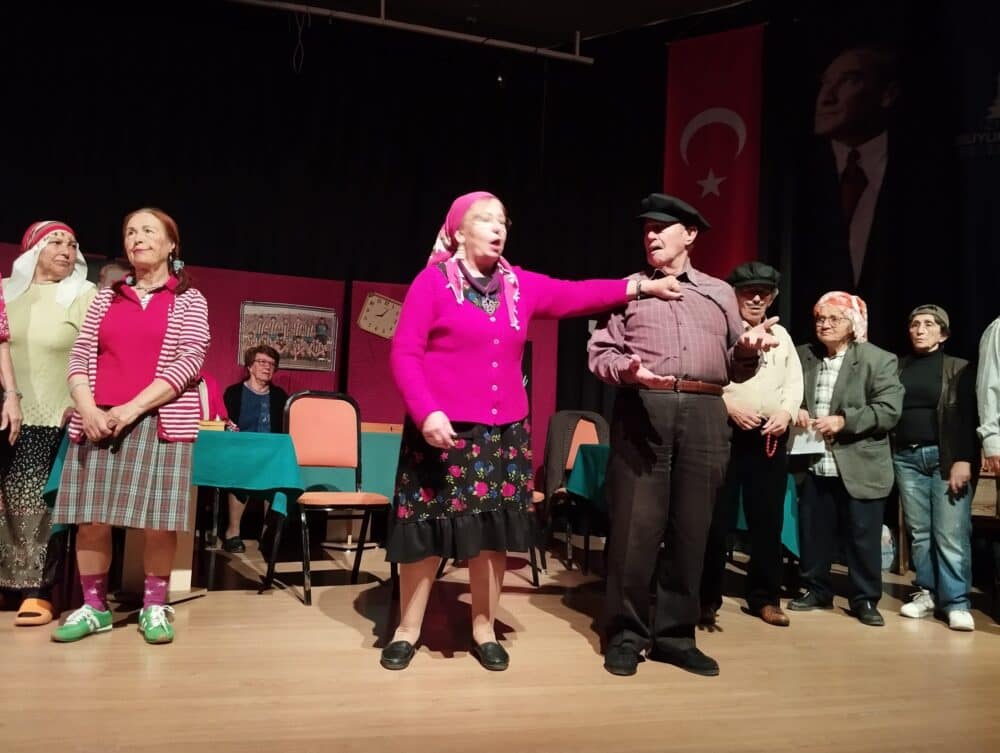 Ürkmez Kadın Tiyatrosu "Pisti" tiyatro oyunu ile büyük beğeni topladı 1 IMG 20240310 203535 scaled e1710103404607