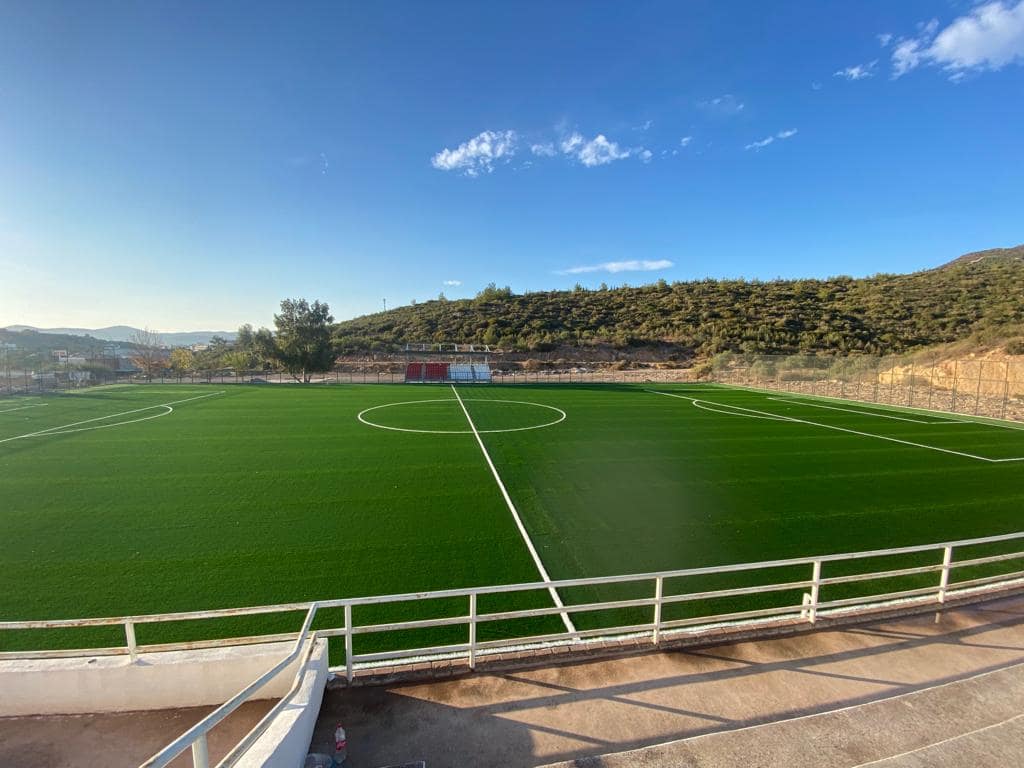 AK Parti Seferihisar İlçe Başkanı Aydın, yenileme çalışmaları sona yaklaşan Ürkmez Şehit Osman Koç Stadı’nı ziyaret etti. 1 URKMEZ SEHIT OSMAN KOC STADI 1