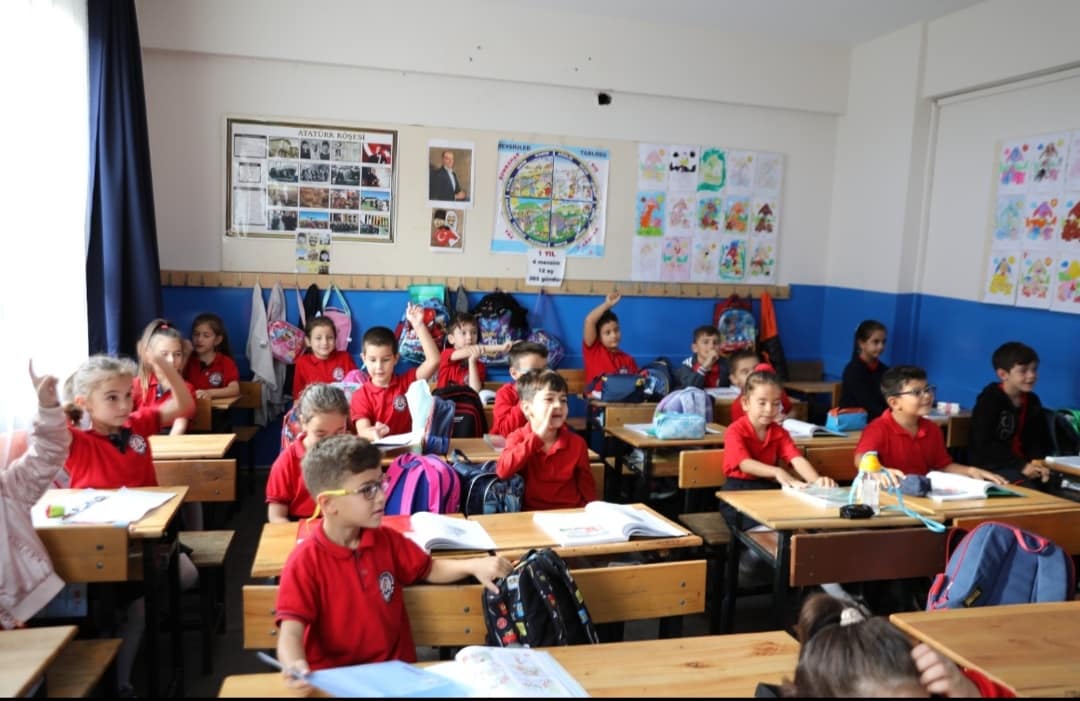 Seferihisar Belediyesi Öğrencilere Kırtasiye Malzemesi Dağıttı 1 IMG 20220929 100537