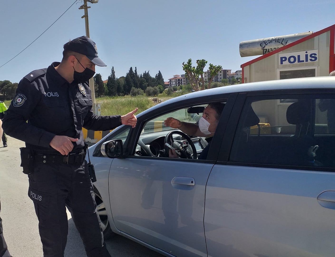 Seferihisar'da Polis Sokağa Çıkanlara Göz Açtırmadı 3 2021 04 30 15.02 scaled