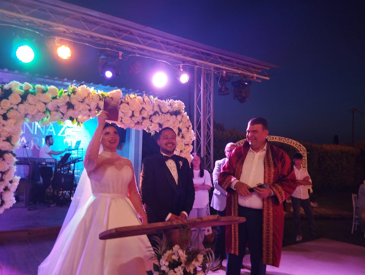 Seferihisar Belediyesi'nin sevilen çalışanları İrfan Çevik ve Sinem Akar muhteşem düğün ile hayatlarını birleştirdi 2 IMG 20240607 211202 scaled