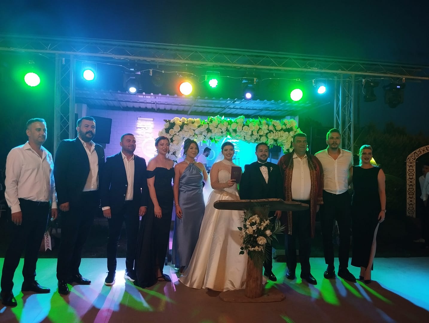 Seferihisar Belediyesi'nin sevilen çalışanları İrfan Çevik ve Sinem Akar muhteşem düğün ile hayatlarını birleştirdi 1 IMG 20240607 211227 scaled