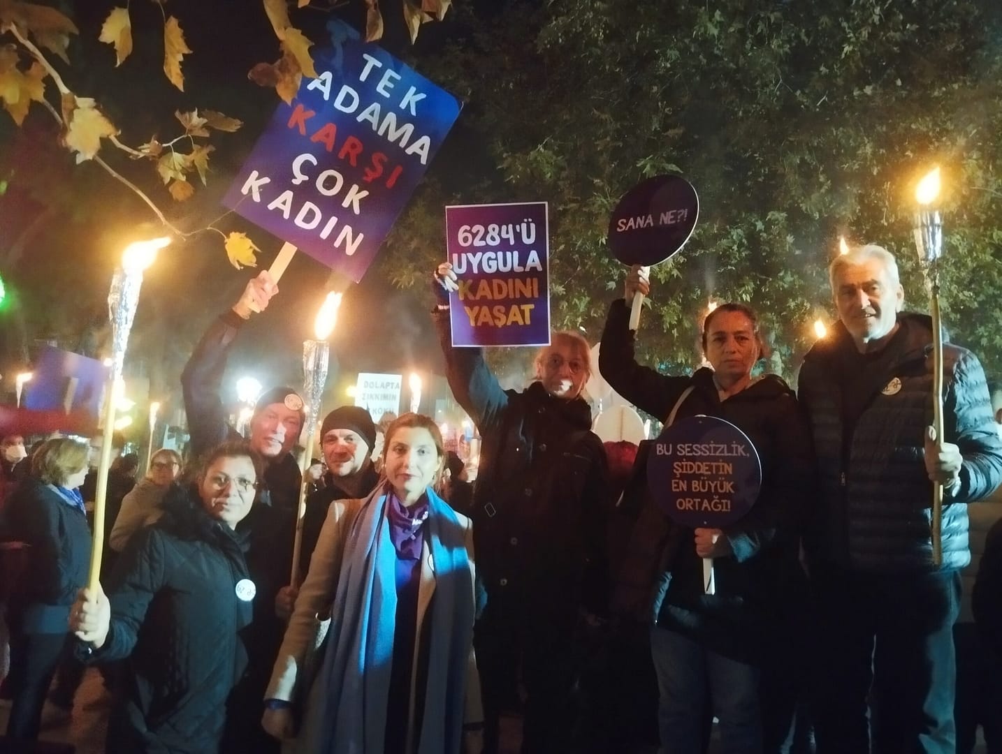 Seferihisar kadına yönelik şiddete karşı mücadelenin sesi oldu 5 IMG 20241125 191815 scaled