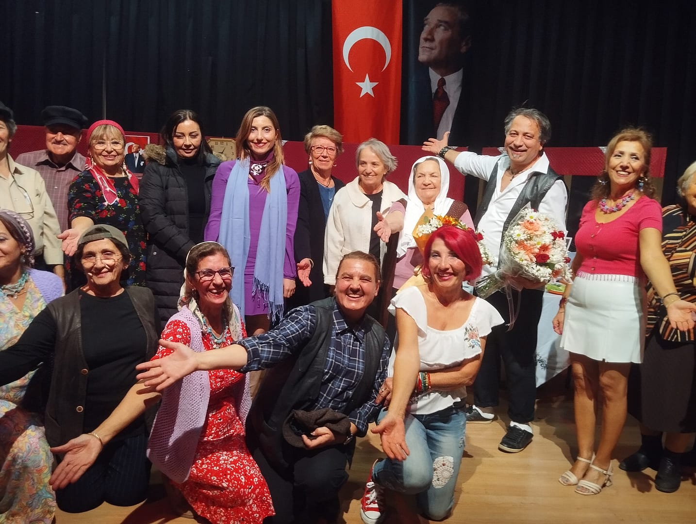 Ürkmez Kadın Tiyatrosu "Pişti" oyunu ile büyük beğeni topladı 1 IMG 20241125 213026 scaled