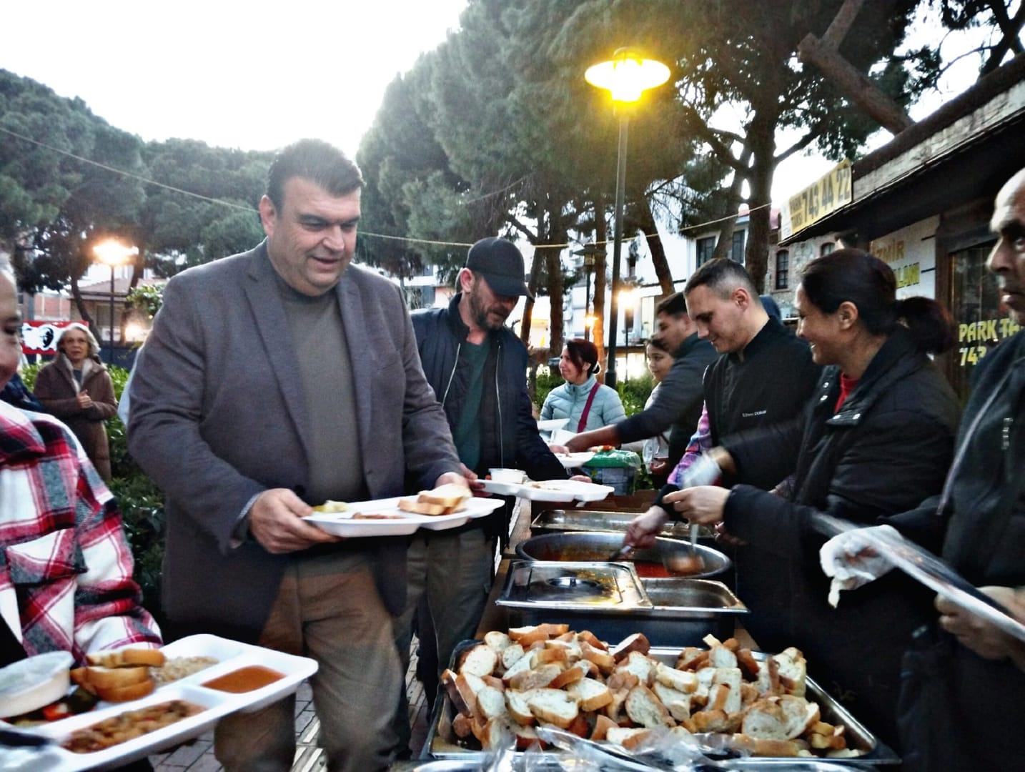 Seferihisar Kültür Dayanışma ve Yardımlaşma Derneği geleneksel iftarı yoğun katılım ile gerçekleşti. 1 Picsart 25 03 24 20 59 23 041 scaled