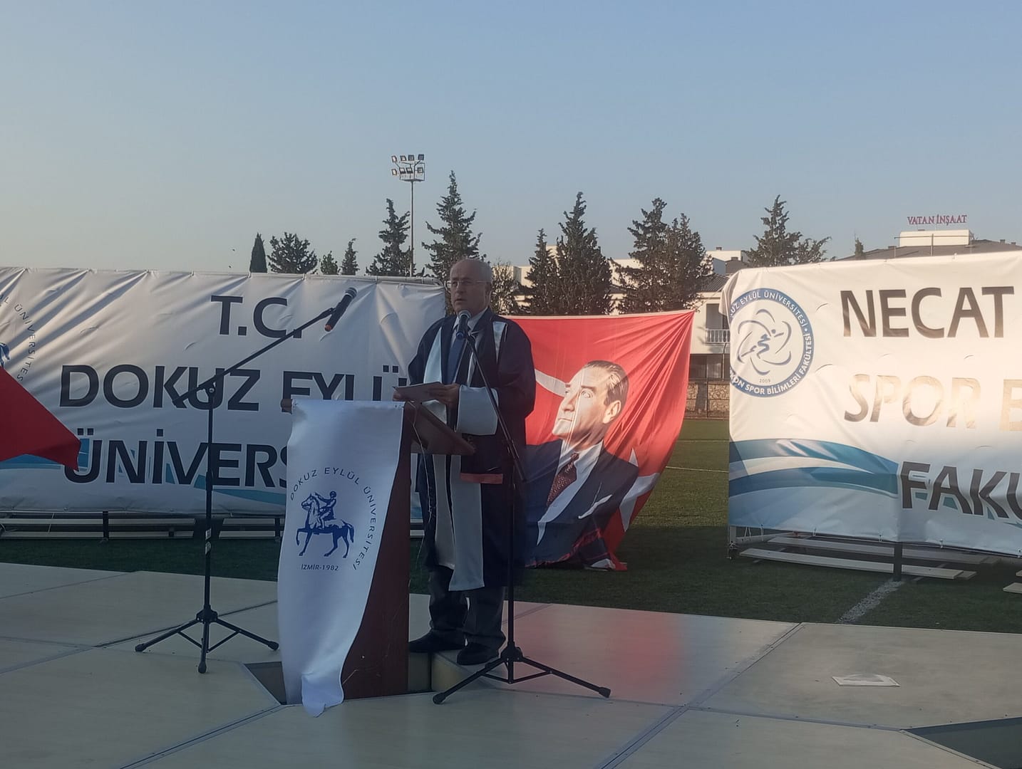 9 Eylül Üniversitesi Necat Hepkon Spor Bilimleri Fakültesi’nde mezuniyet coşkusu 6 IMG 20250620 191643 scaled