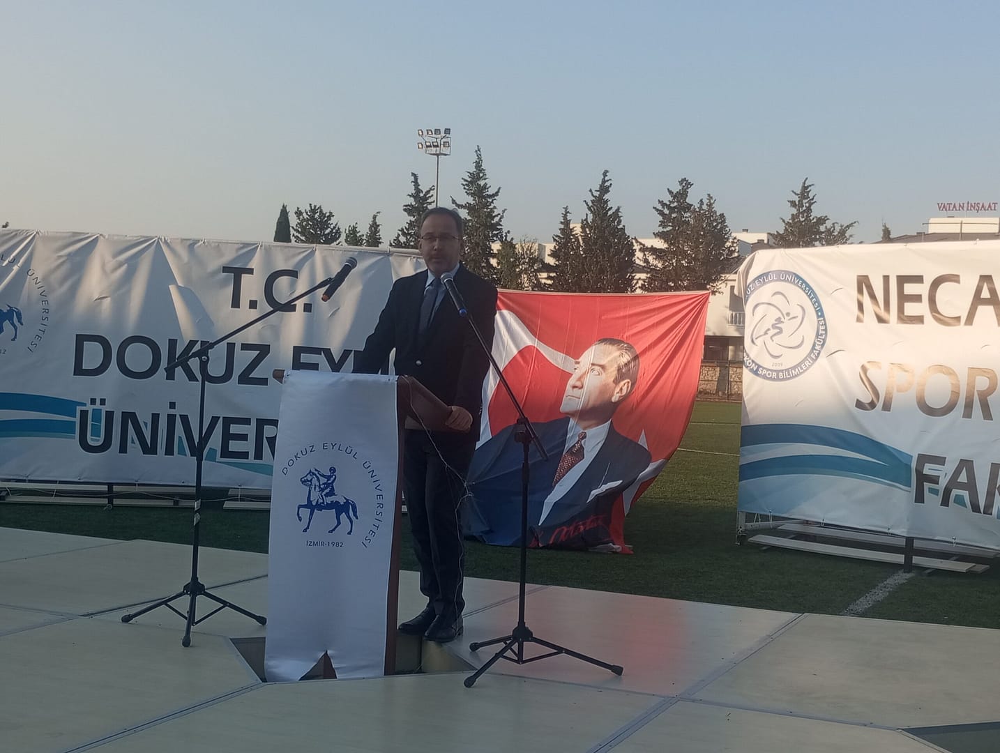 9 Eylül Üniversitesi Necat Hepkon Spor Bilimleri Fakültesi’nde mezuniyet coşkusu 7 IMG 20250620 191937 scaled