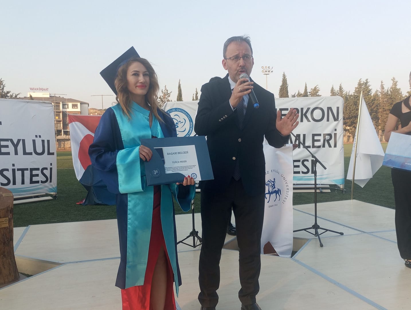 9 Eylül Üniversitesi Necat Hepkon Spor Bilimleri Fakültesi’nde mezuniyet coşkusu 4 IMG 20250620 193910 scaled