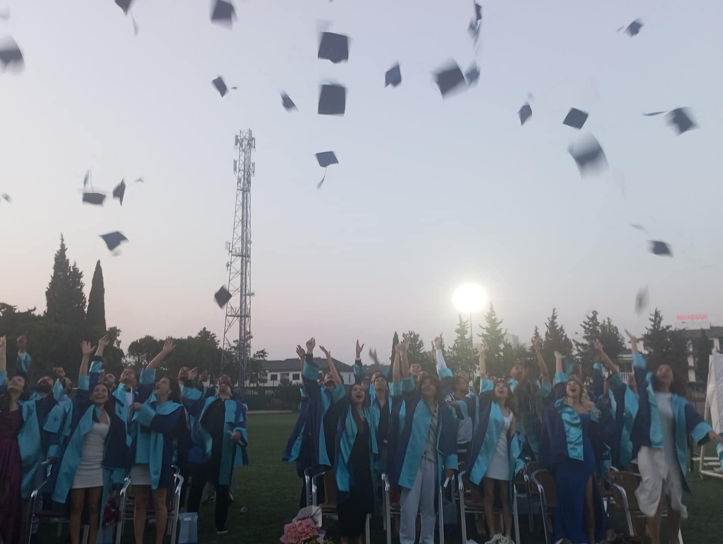 9 Eylül Üniversitesi Necat Hepkon Spor Bilimleri Fakültesi’nde mezuniyet coşkusu 1 IMG 20250620 204352 scaled