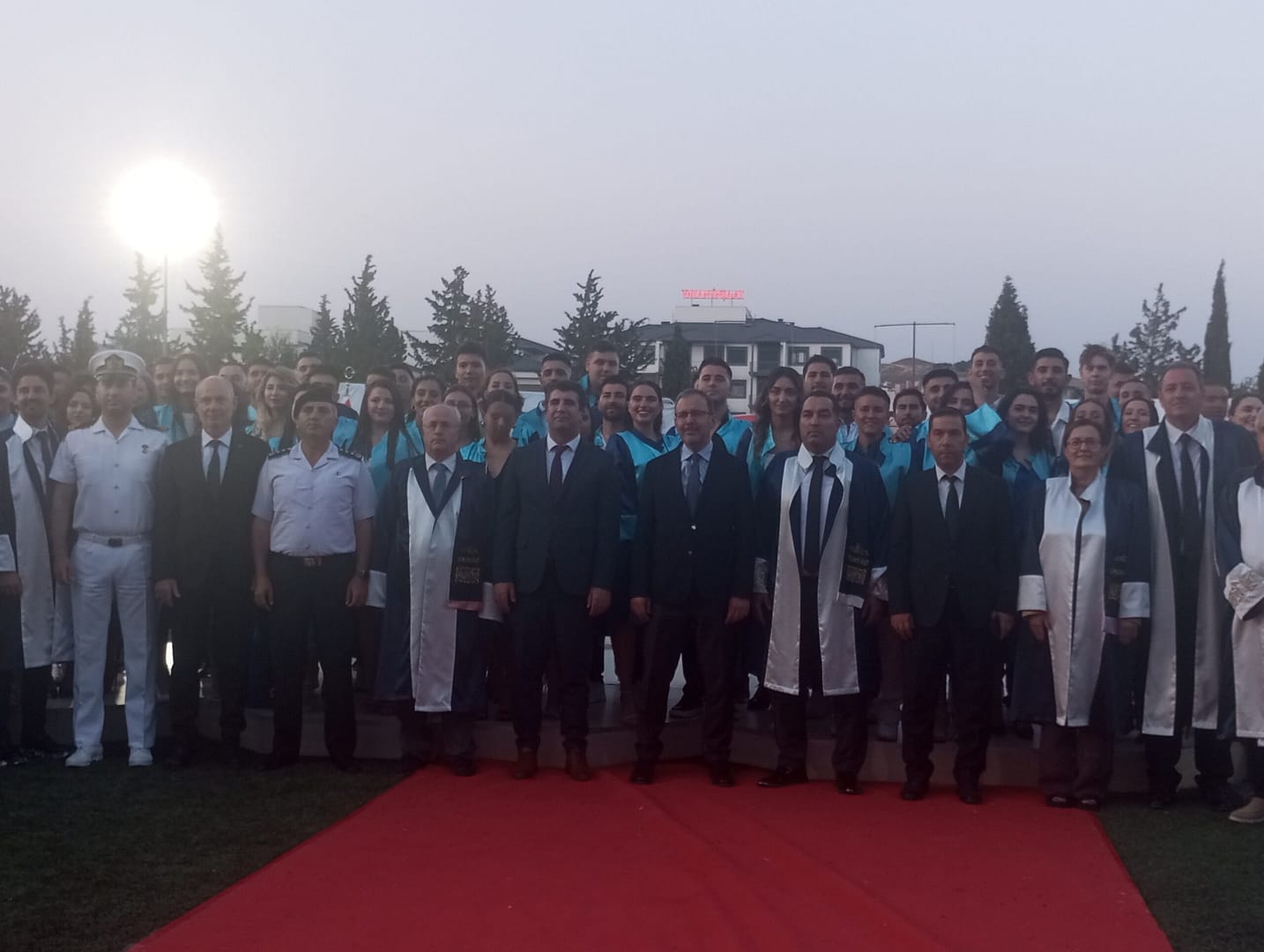 9 Eylül Üniversitesi Necat Hepkon Spor Bilimleri Fakültesi’nde mezuniyet coşkusu 2 IMG 20250620 204615 1 scaled