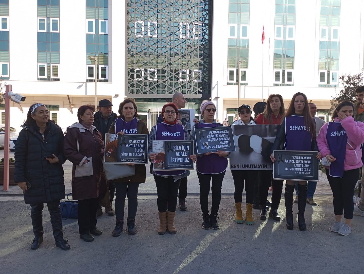 Yakılarak katledilen sahipli Köpek Şila davası Seferihisar Adliyesi’nde yeniden başladı 1 WhatsApp Image 2024 02 01 at 11.19.58 1