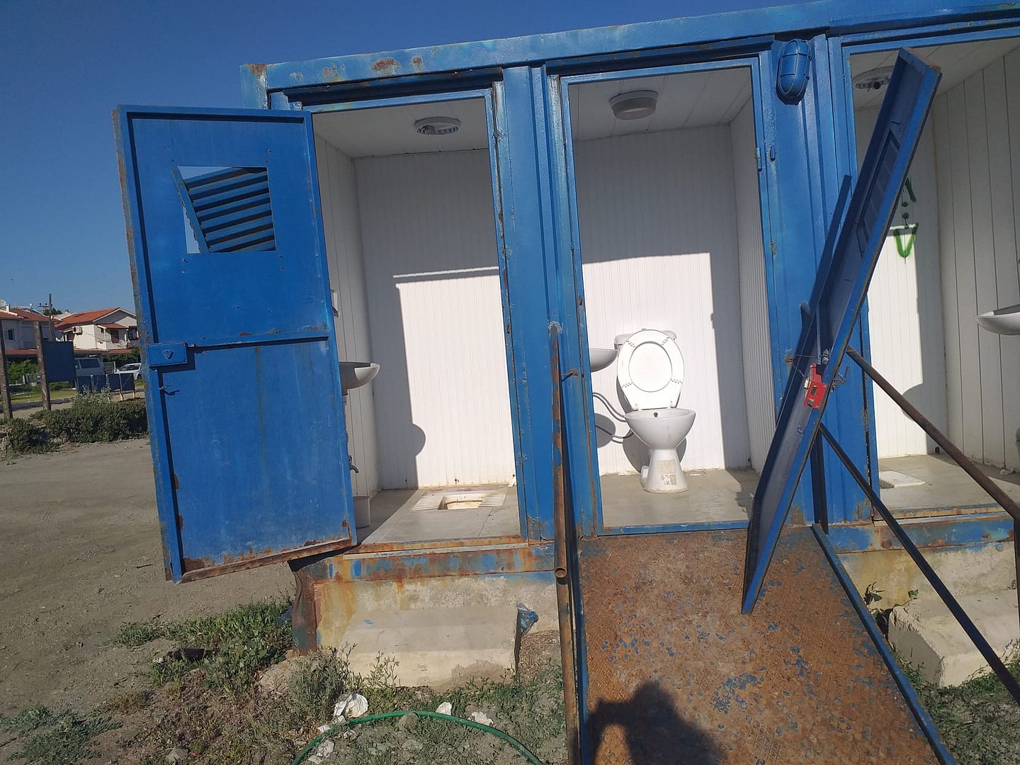 İztur Halk Plajında Kabin ve Tuvaletler İçleracısı Durumda 1 20210613 181726 scaled