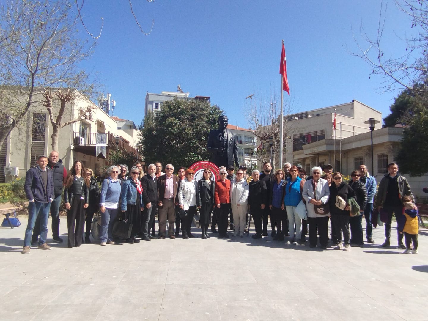 Seferihisar'da STK'lar çelenk sunma töreni gerçekleştirdi 1 1000099143 scaled