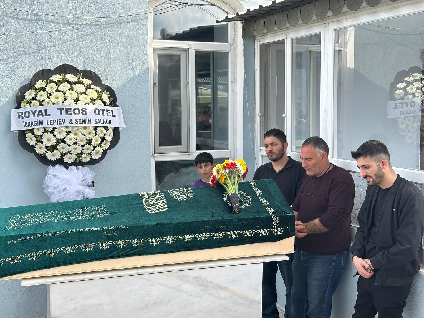 Genç yaşta kalp krizine yenik düşen Caner Ertem gözyaşları ile uğurlandı 2 1000104038 scaled