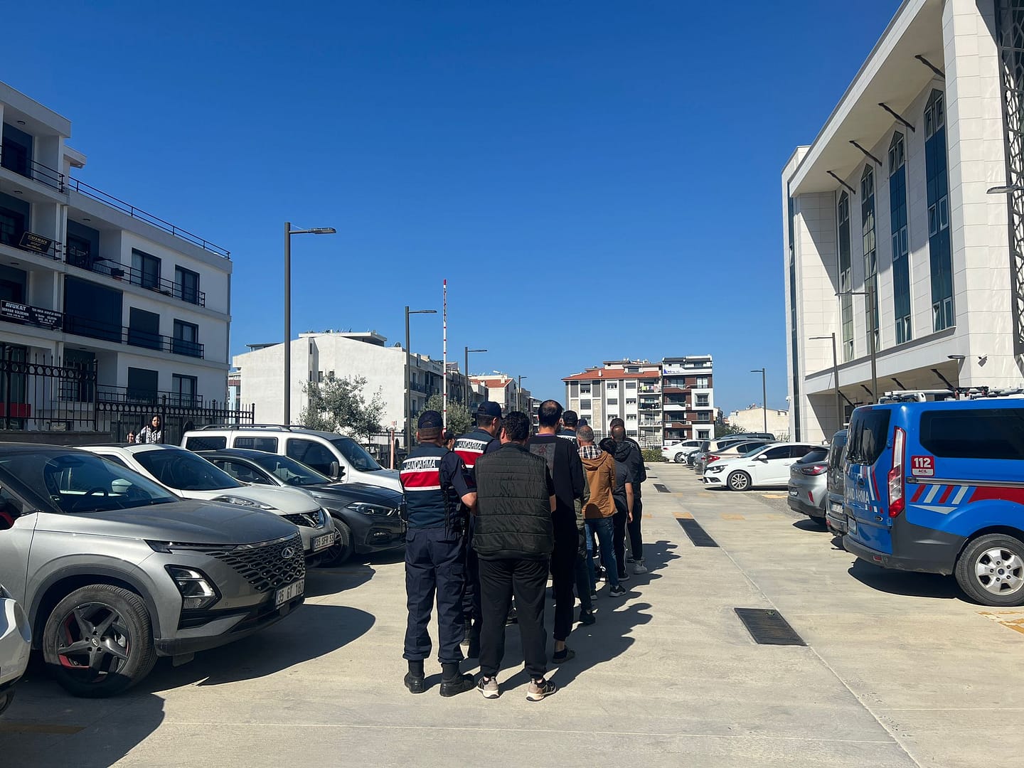 Seferihisar'da 16 insan kaçakçısı yakalandı 1 1000113450