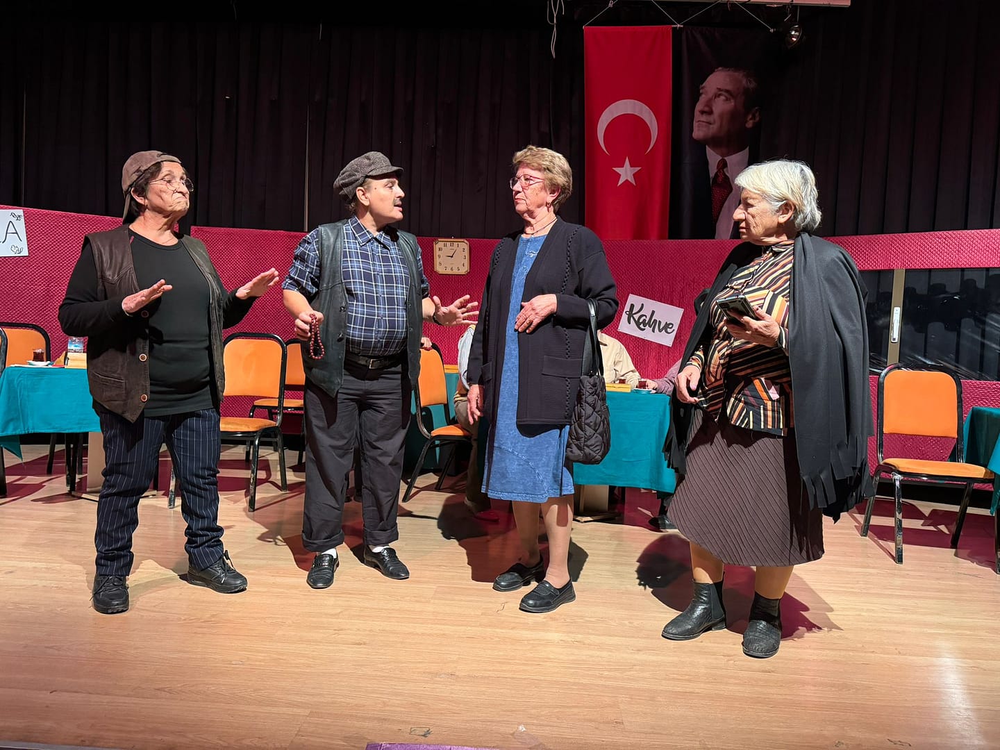 Ürkmez Kadın Tiyatrosu "Pişti" oyunu ile büyük beğeni topladı 2 Kadinasiddetkortej1