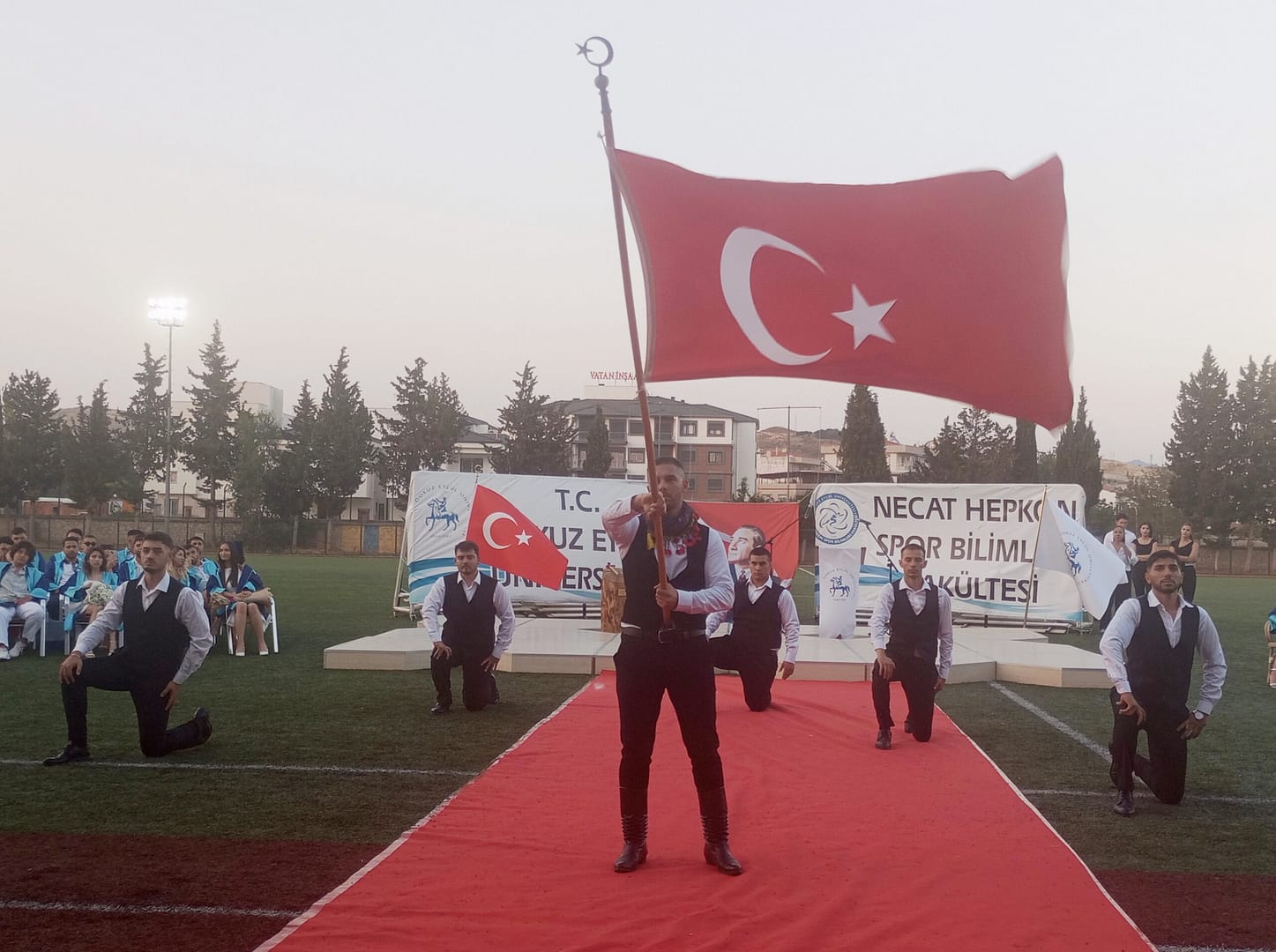 9 Eylül Üniversitesi Necat Hepkon Spor Bilimleri Fakültesi’nde mezuniyet coşkusu 9 IMG 20250620 202638 scaled