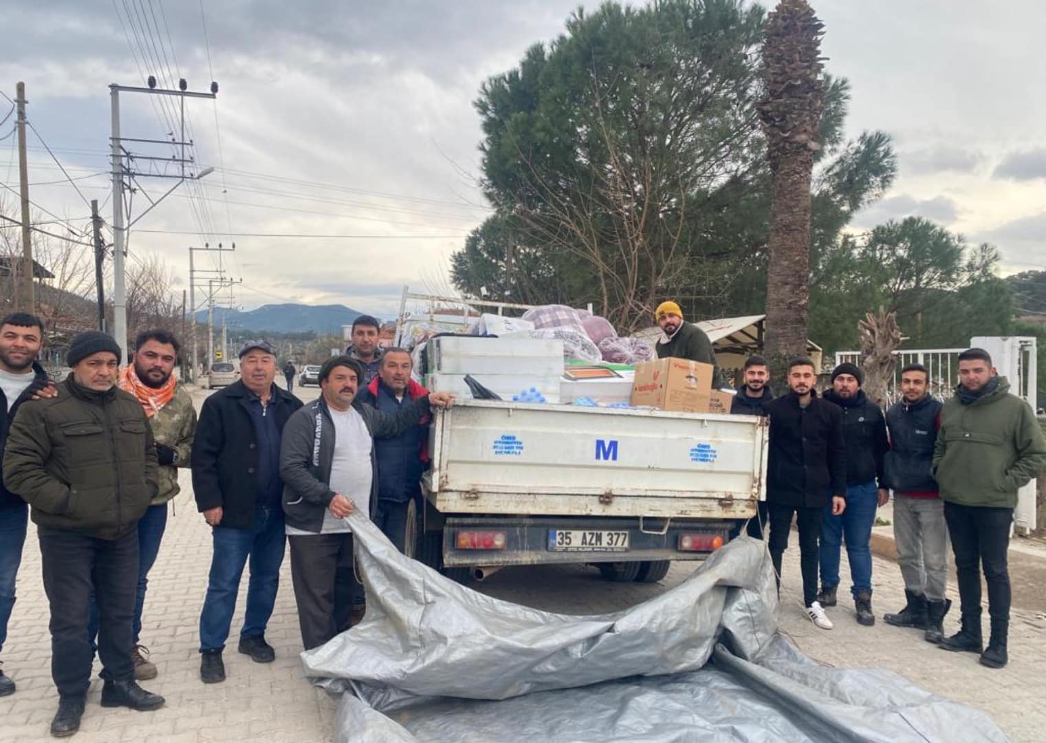 Orhanlı Köyü Deprem Bölgesine Zeytinyağı Gönderiyor 1 Picsart 23 02 09 17 35 59 718