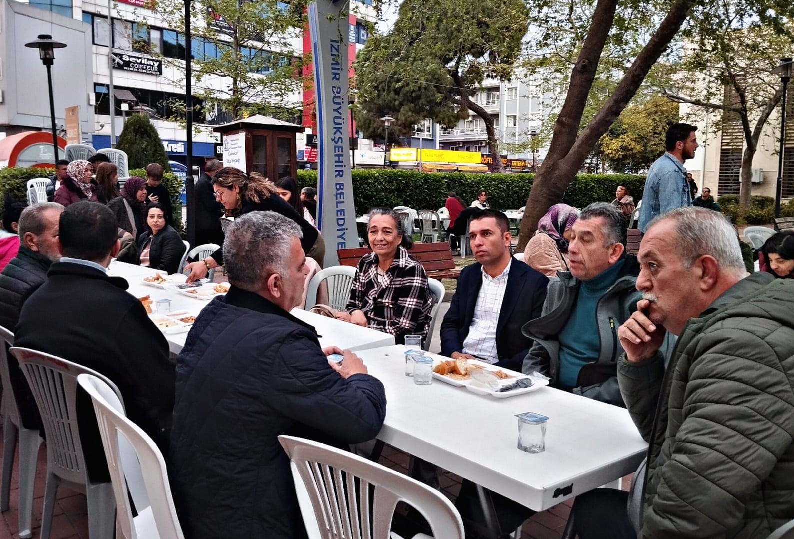 Seferihisar Kültür Dayanışma ve Yardımlaşma Derneği geleneksel iftarı yoğun katılım ile gerçekleşti. 2 Picsart 25 03 24 21 02 24 813 scaled