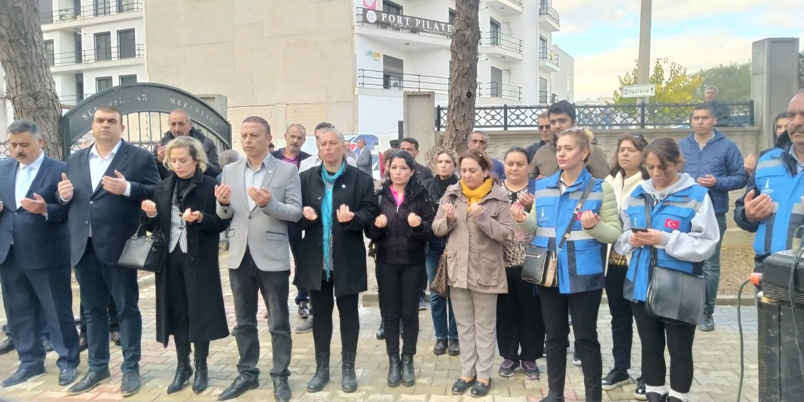 Şehit Öğretmen Mehmet İzdal Kabri Başında Anıldı 1 IMG 20221124 191115