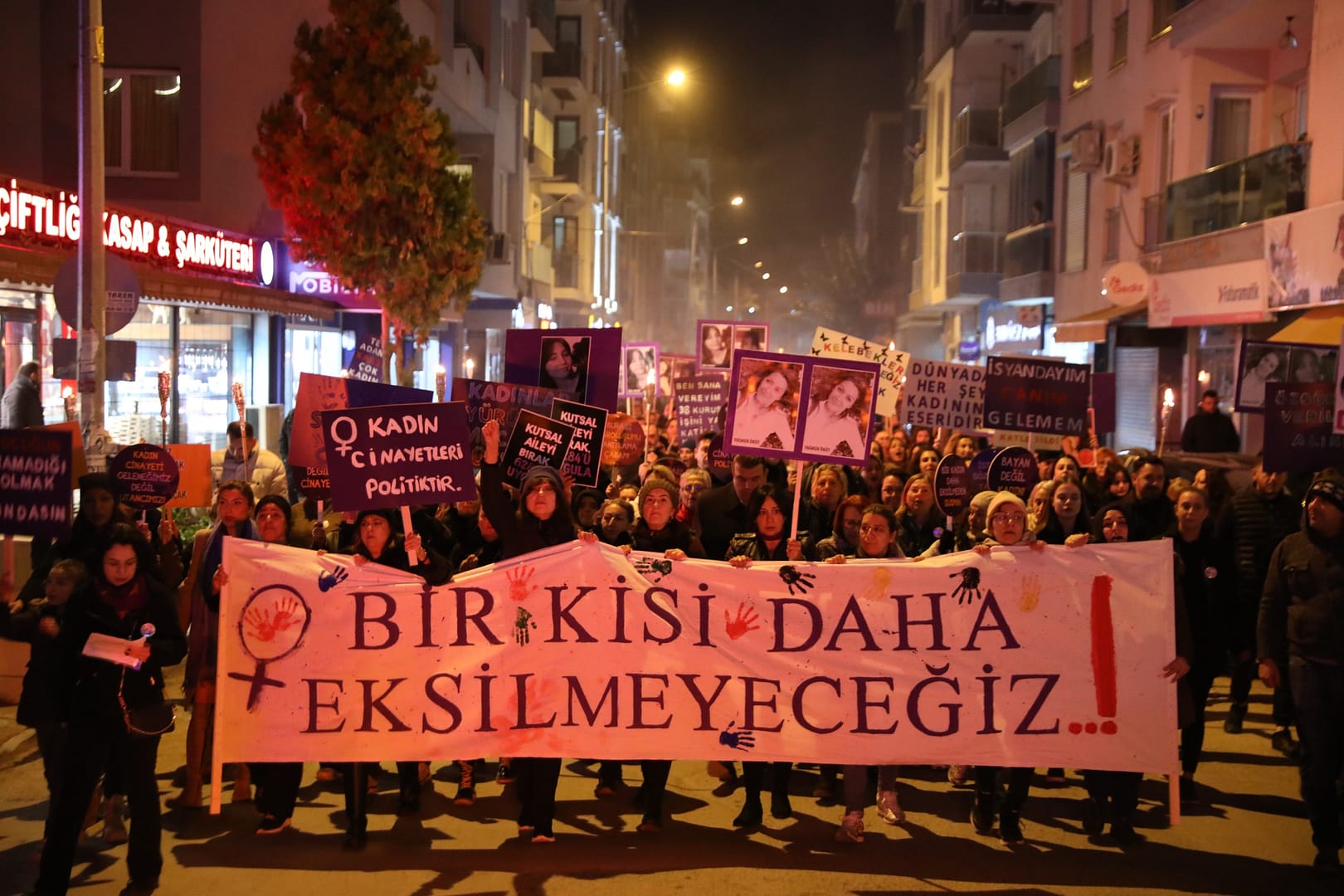 Seferihisar kadına yönelik şiddete karşı mücadelenin sesi oldu 1 Kadinasiddetkortej