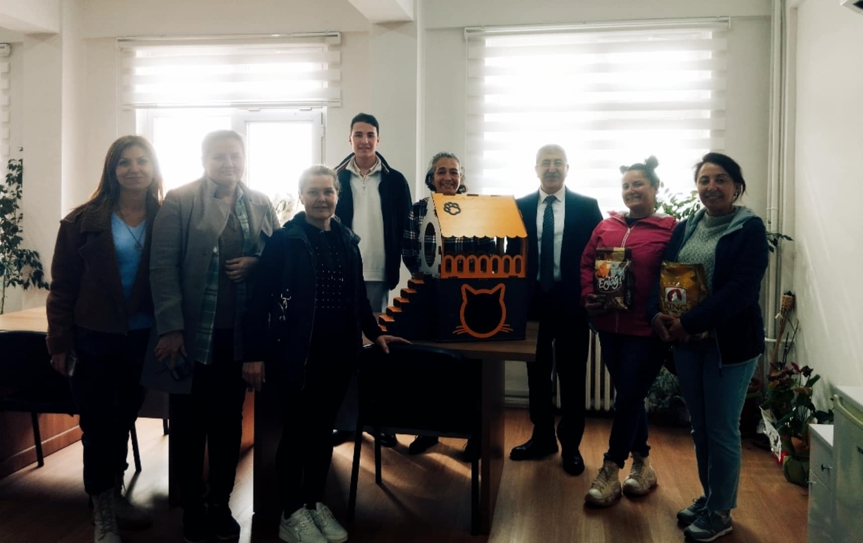 Meslek Lisesinin kedi evi çağrısına Clup Atlantis'ten destek 1 Picsart 25 03 24 22 33 37 123