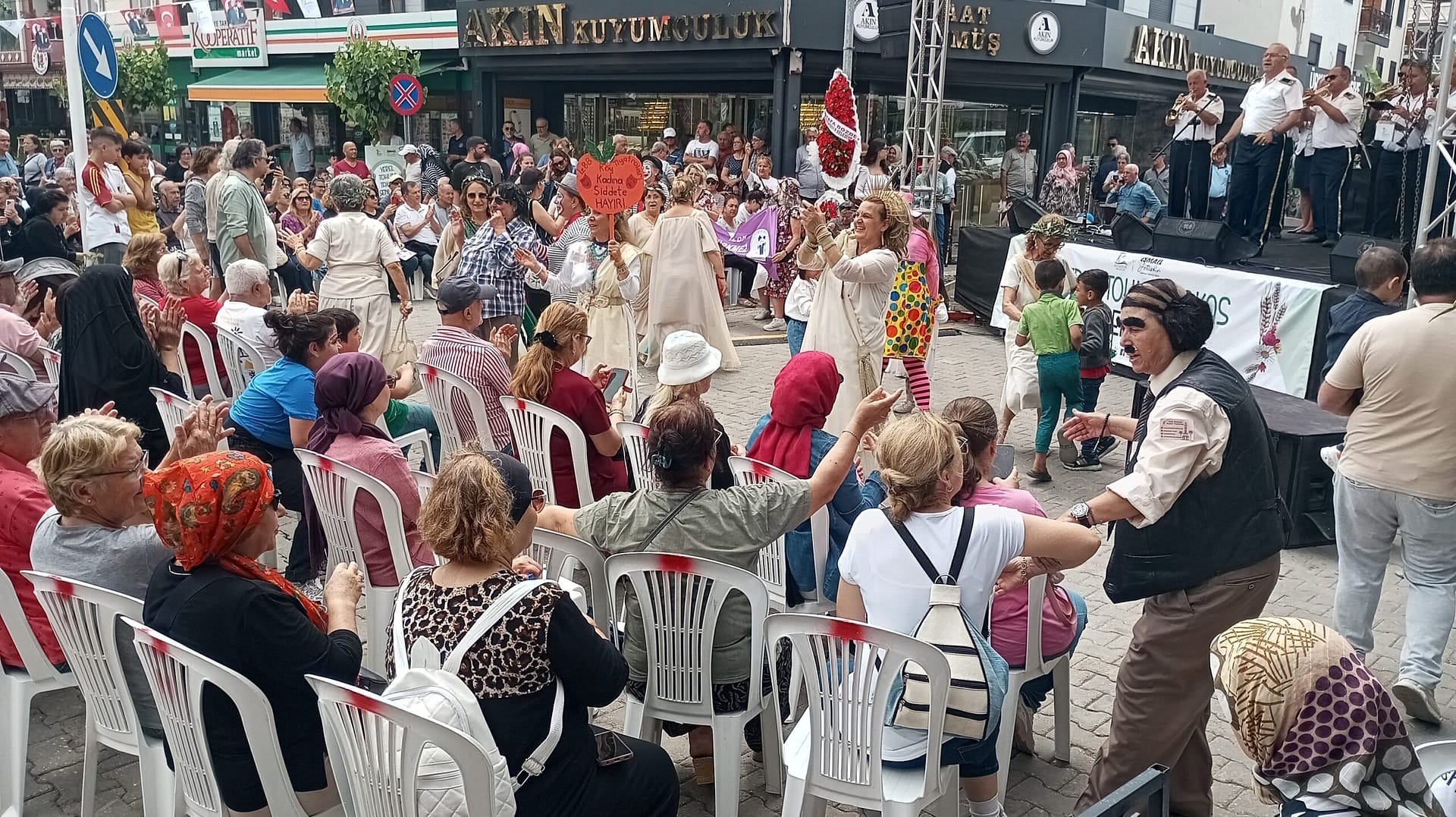 Seferihisar’ın 13. Tohum Takas Şenliği'nde binlerce fide halkla buluştu 12 IMG 20250517 143045 scaled