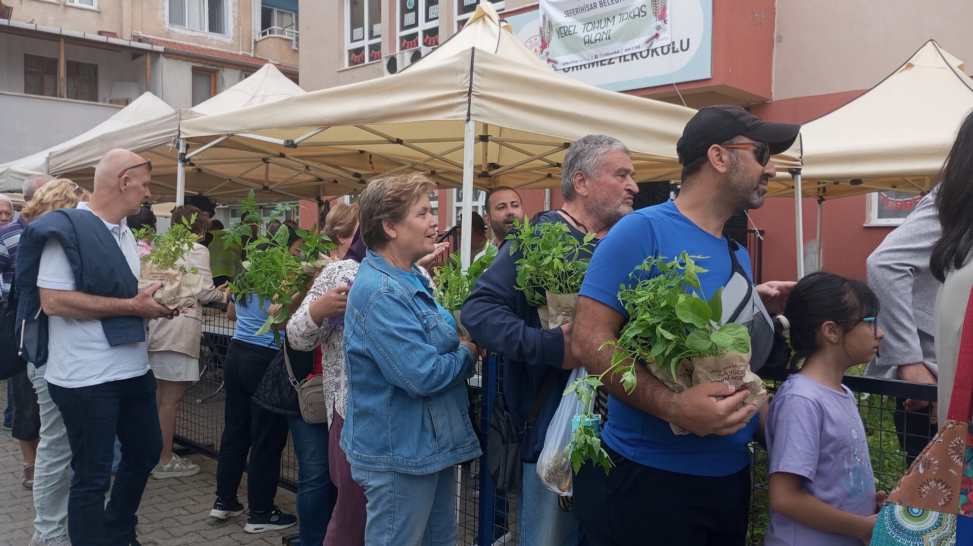 Seferihisar’ın 13. Tohum Takas Şenliği'nde binlerce fide halkla buluştu 1 IMG 20250517 165140 scaled