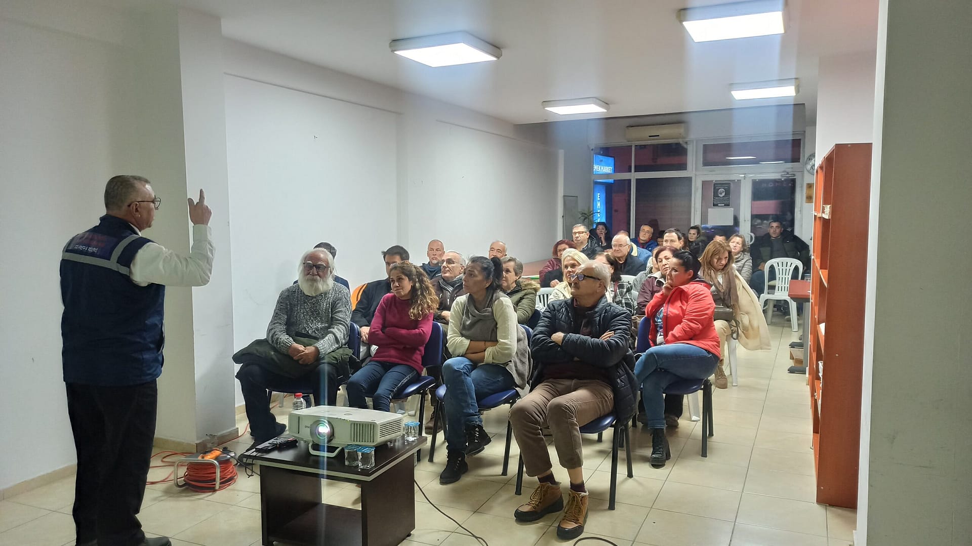 Seferihisar’da Afet Bilgilendirme Eğitimi gerçekleştirildi 2 IMG 20250212 WA0026 scaled