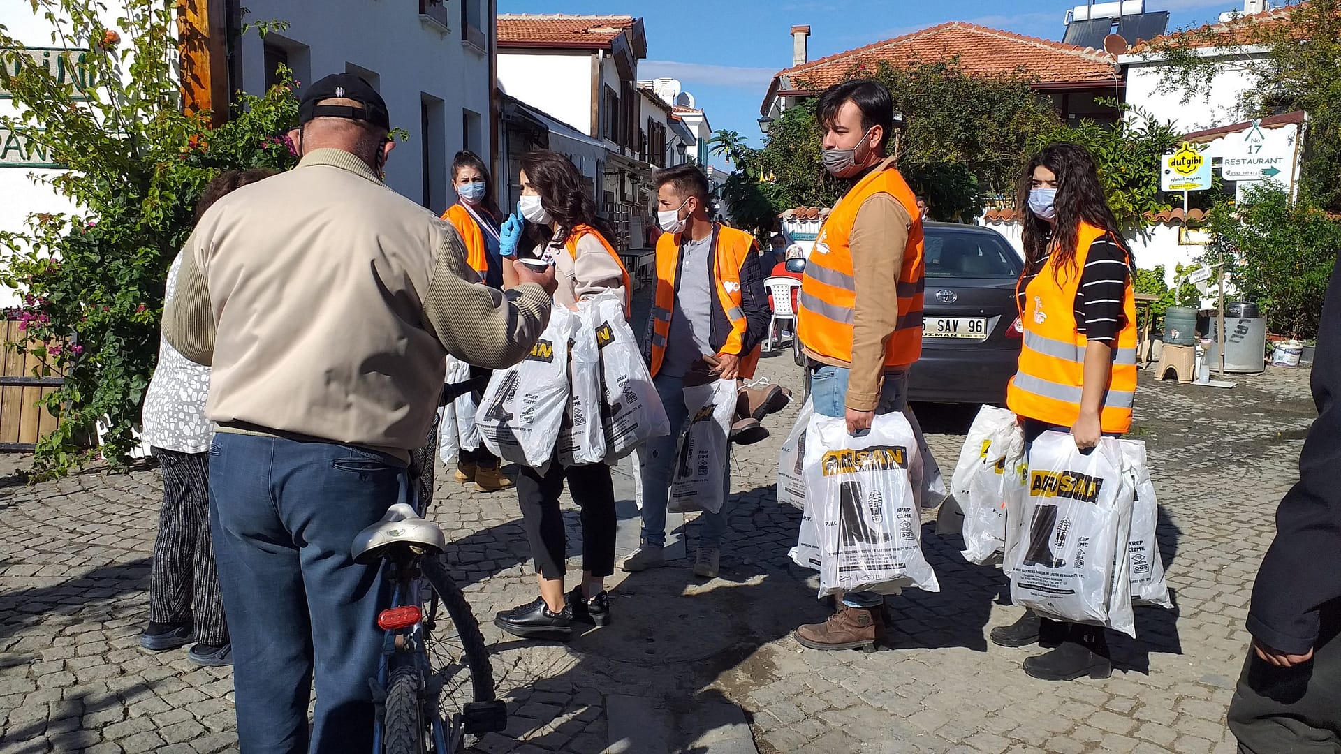 Seferihisar Belediyesi Sığacık'da Çizme Dağıttı 1 20201101 141845 scaled