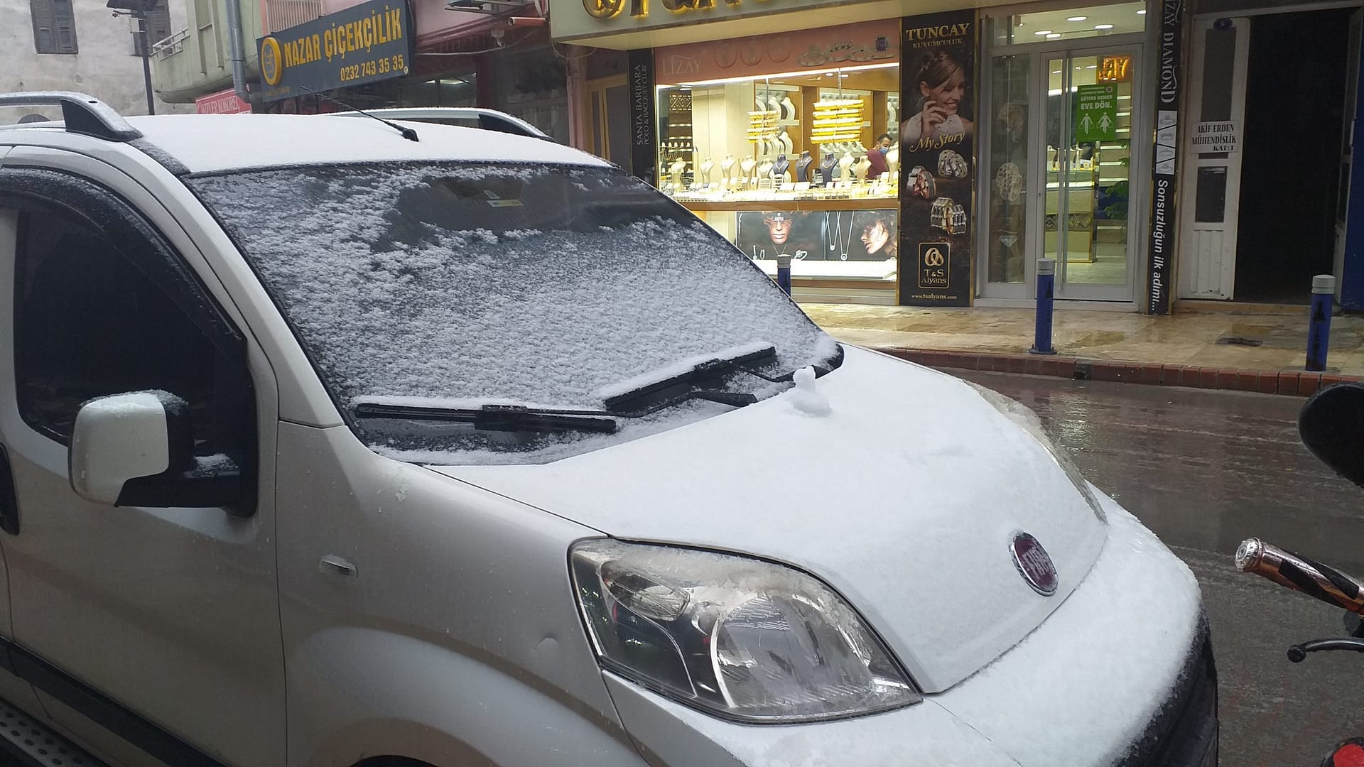 Seferihisar Merkezde Kar Sevinci 3 20210128 140104 scaled