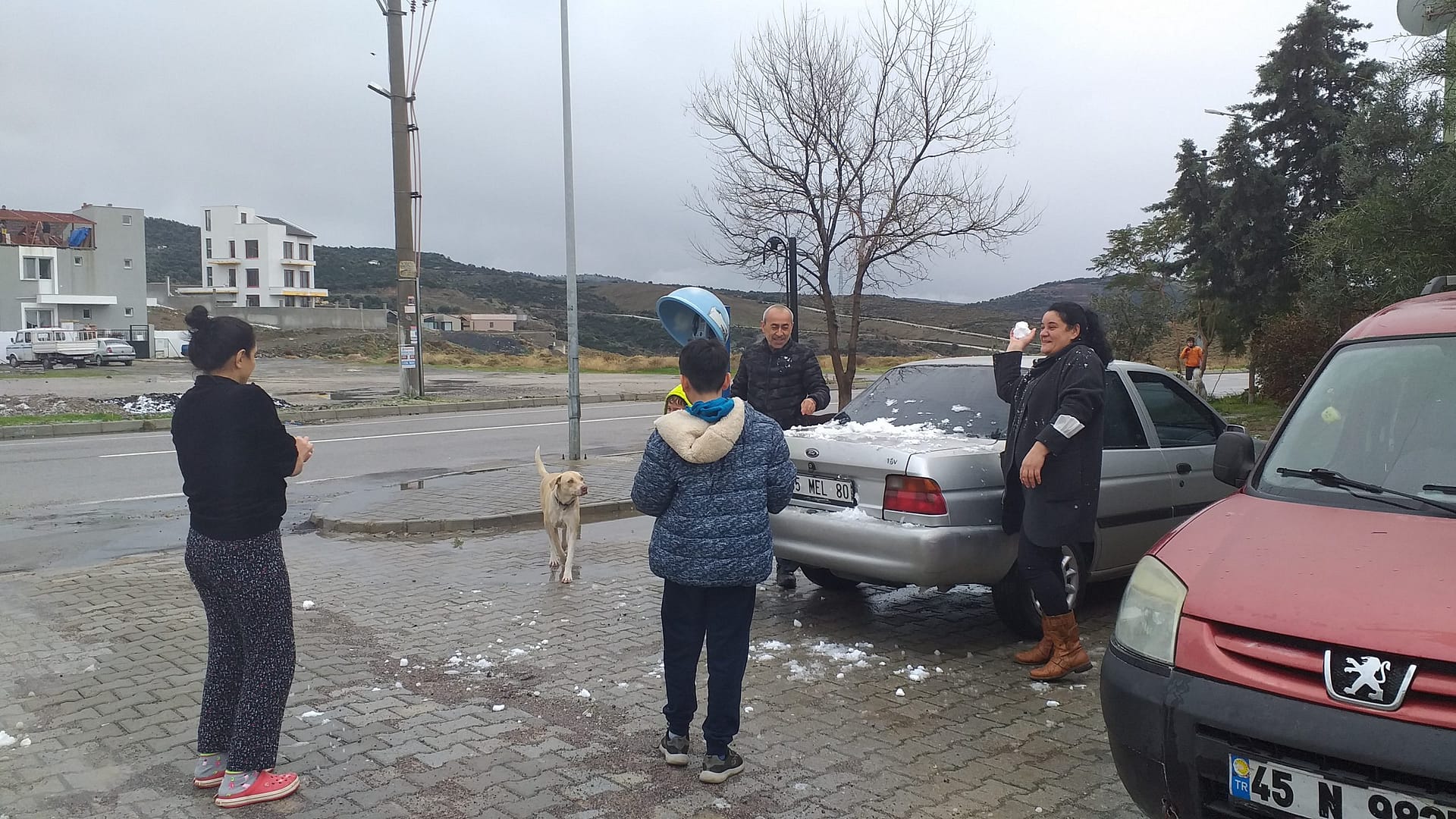 Seferihisar Merkezde Kar Sevinci 2 20210128 145235 scaled