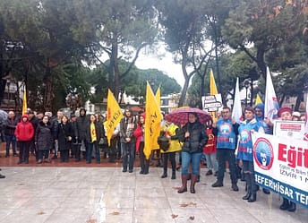 Seferihisar’da Kamu Çalışanlarından “Sefalet Ücreti Dayatmasına Boyun Eğmeyeceğiz” Basın Açıklaması 2 WhatsApp Image 2025 01 13 at 11.19.03