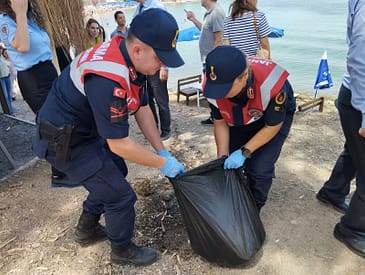Seferihisar'da Çevre Haftası Kapsamında Plaj Temizliği Gerçekleştirildi 2 WhatsApp Image 2024 06 04 at 13.18.45