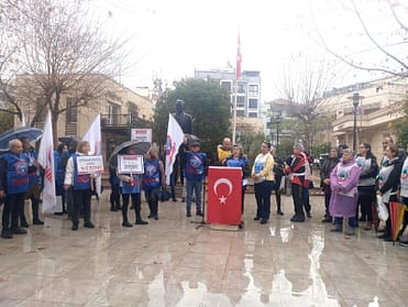 Seferihisar’da Kamu Çalışanlarından “Sefalet Ücreti Dayatmasına Boyun Eğmeyeceğiz” Basın Açıklaması 1 WhatsApp Image 2025 01 13 at 11.19.03 1