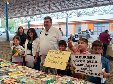 “Çocuklar Kitapsız, Hayvanlar Sahipsiz Kalmasın” Sloganıyla Seferihisar’da Kitap Günleri Düzenlendi 3 WhatsApp Image 2024 10 14 at 16.32.53 6