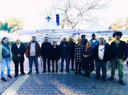 Seferihisar Kent Konseyi depremin birinci yıl dönümünde hayatını kaybeden vatandaşlar için lokma döktürdü 1 WhatsApp Image 2024 02 07 at 19.22.14 1