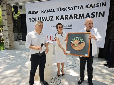 İzmir’de Ulusal Kanal’a destek kahvaltısı düzenlendi 3 1750756328178 scaled