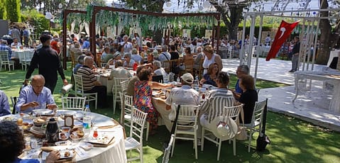 İzmir’de Ulusal Kanal’a destek kahvaltısı düzenlendi 1 1750756328173