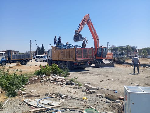 Sığacık Girlen'de kaçak yapılar yıkıldı 1 WhatsApp Image 2024 08 09 at 16.00.44 1