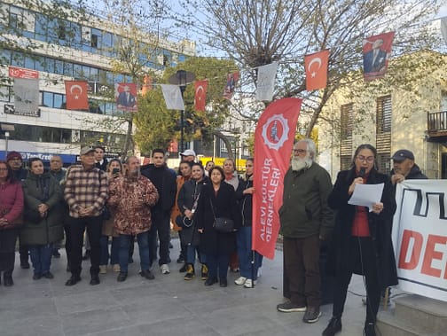 Seferihisar’da Suriye’deki Alevi Katliamlarına Karşı Basın Açıklaması Düzenlendi 1 1742542279720