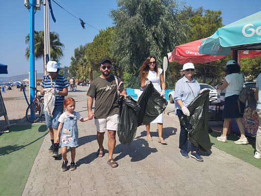 Seferihisar'da "Çevre Muhafızları" Ürkmez sahilini temizledi 1 WhatsApp Image 2024 09 06 at 15.35.48