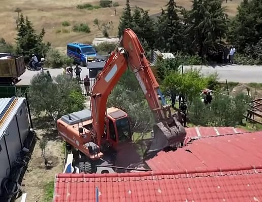 Seferihisar'da hobi bahçesi adı altında yapılan kaçak yapılar yıkılıyor 1 WhatsApp Image 2024 06 25 at 13.43.56