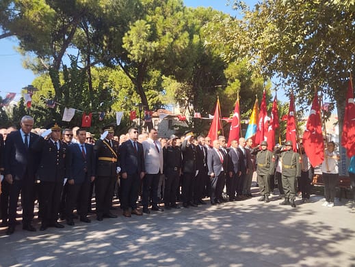 Seferihisar’da 29 Ekim Cumhuriyet Bayramı Kutlamaları Çelenk Sunma ile Başladı 1 WhatsApp Image 2024 10 28 at 13.45.22 1