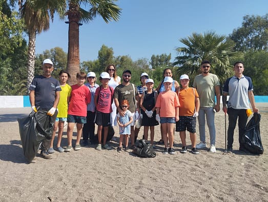 Seferihisar'da "Çevre Muhafızları" Ürkmez sahilini temizledi 3 WhatsApp Image 2024 09 06 at 15.35.48 1