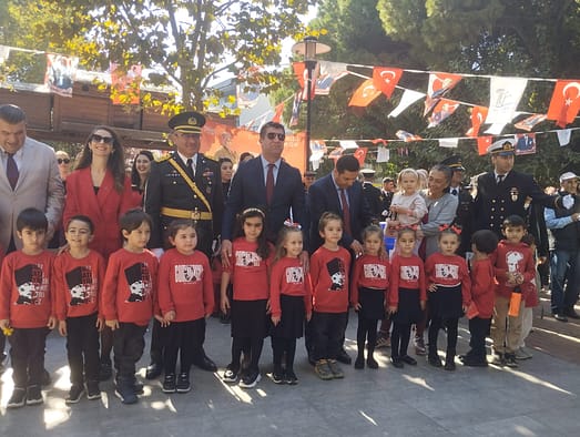 Seferihisar’da 29 Ekim Cumhuriyet Bayramı Kutlamaları Çelenk Sunma ile Başladı 3 WhatsApp Image 2024 10 28 at 13.45.20