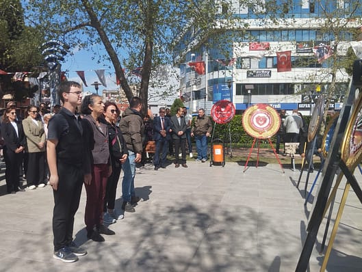 Seferihisar'da STK'lar 18 Mart Çanakkale Zaferi'ni Çelenk Sunarak Andı 3 1742301748640