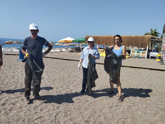 Seferihisar'da "Çevre Muhafızları" Ürkmez sahilini temizledi 2 WhatsApp Image 2024 09 06 at 15.35.49