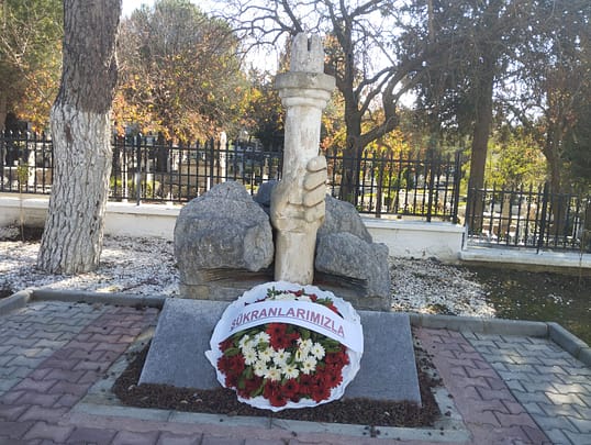 Seferihisar 'da Şehit Öğretmen Mehmet İzdal kabri başında anıldı 3 WhatsApp Image 2024 11 24 at 13.32.53