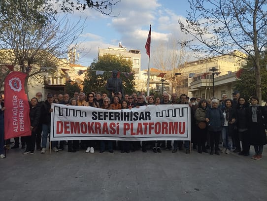 Seferihisar’da Suriye’deki Alevi Katliamlarına Karşı Basın Açıklaması Düzenlendi 4 1742542279799